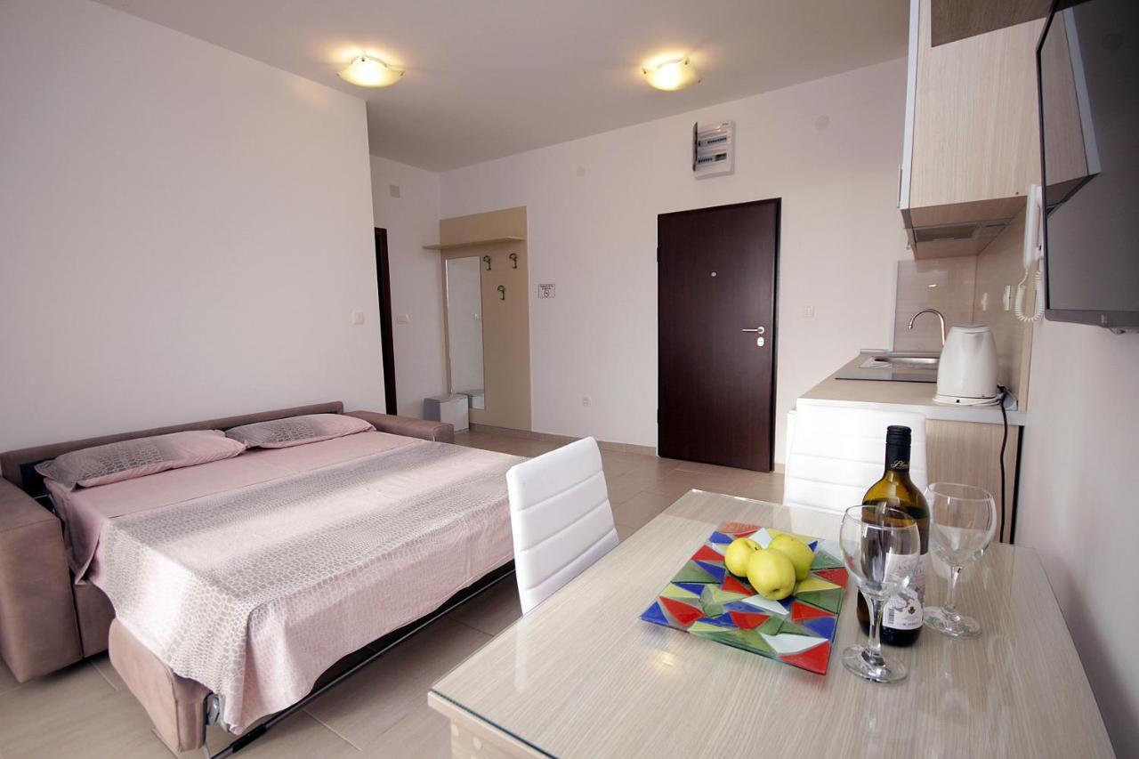 Apartments Residence Dj Petrovac Bagian luar foto